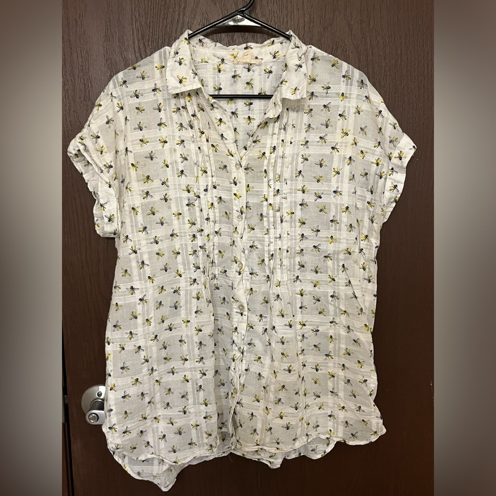 Short sleeve bumble bee print button up top